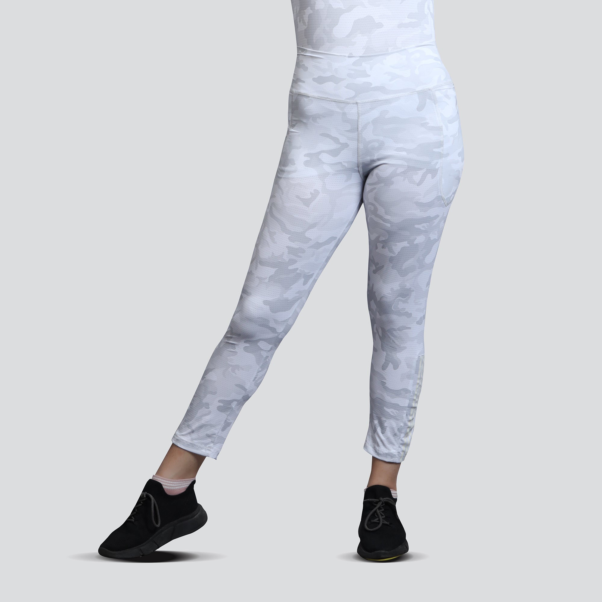 Lululemon Alpine White and Gray Camo Leggings  Grey leggings outfit, Grey lululemon  leggings, White camo leggings outfit