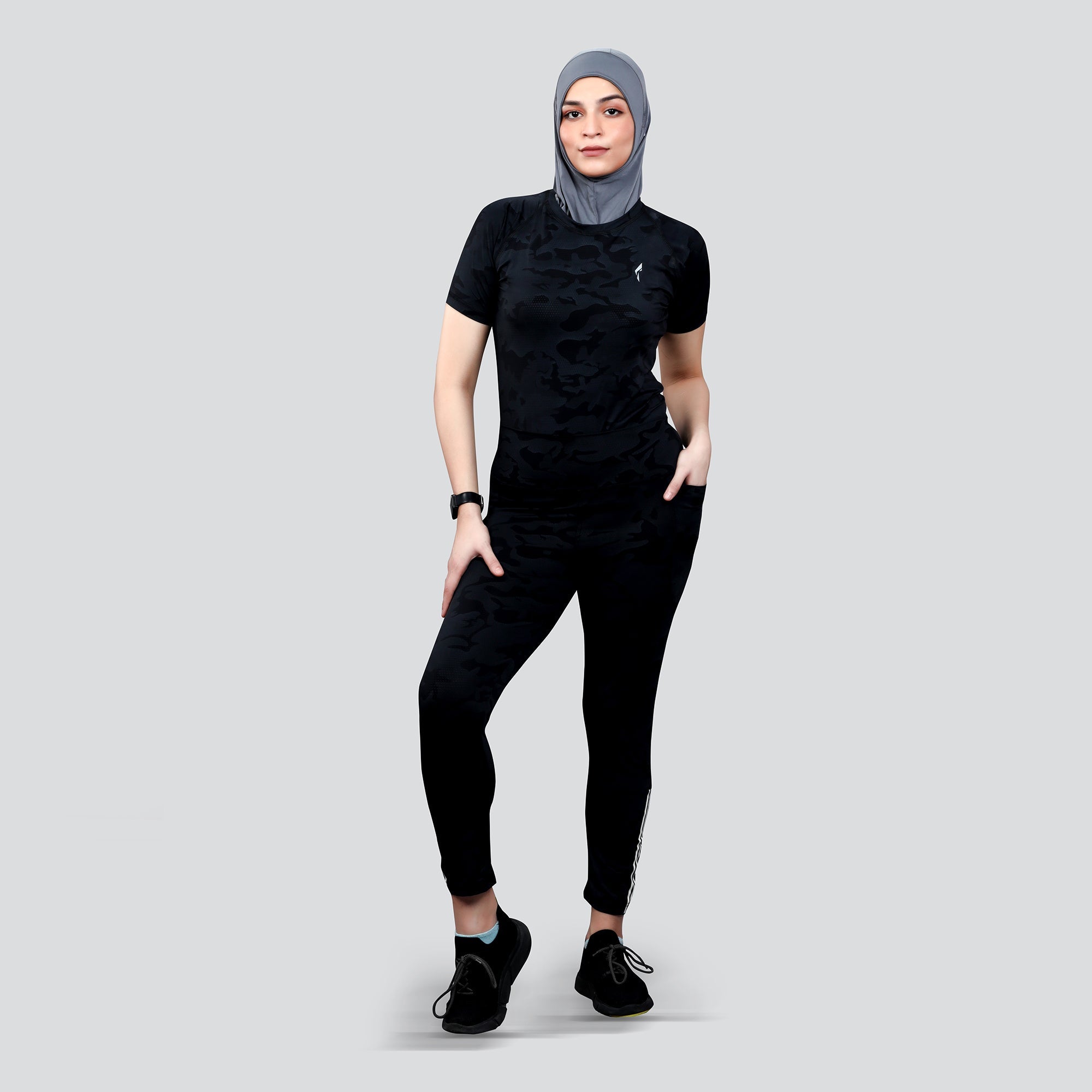 بدلة رياضية نسائية بتصميم الكامو - لون أسود